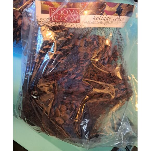 Rooms in Bloom Cinnamon Scented Holiday Pine Cones 14 Dry Quarts Total (2 Bags) - Picture 5 of 6